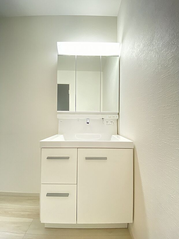 広々としたスペースと機能性を兼ね備えたパウダールームで、毎日の準備がもっと楽しく、もっとスムーズに。