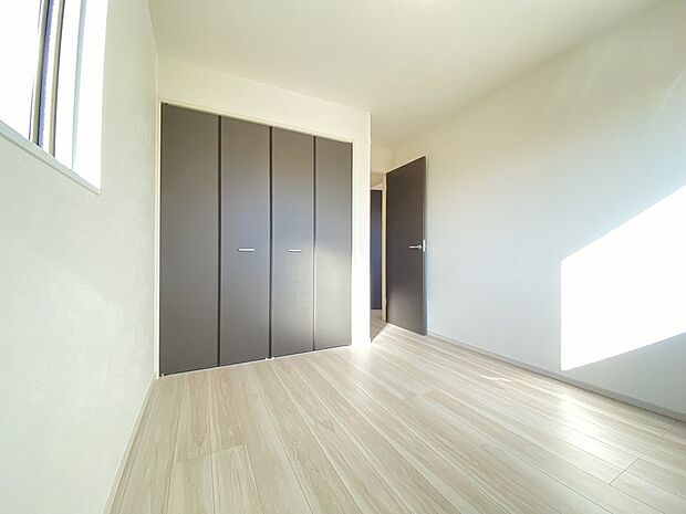 お好みのカーテンやラグで、自分好みにカスタマイズ