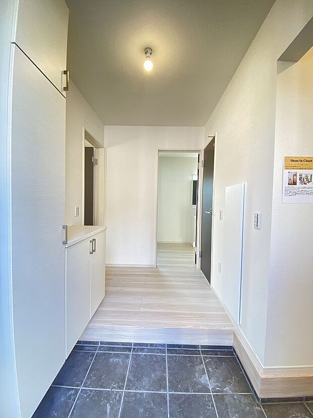 自然と光が入るように設計された明るい玄関。