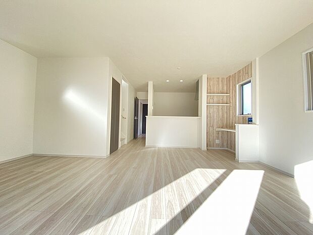 お洒落な雑貨屋さんで見つけた、あの小物やインテリアも置ける　そんな喜びをここで叶えませんか。