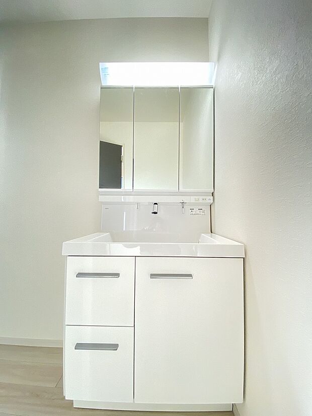 広々としたスペースと機能性を兼ね備えたパウダールームで、毎日の準備がもっと楽しく、もっとスムーズに。