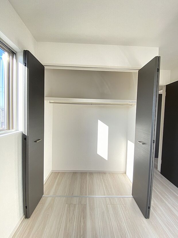 お気に入りの洋服をずらりと並べられる、ゆとりのあるクローゼット。