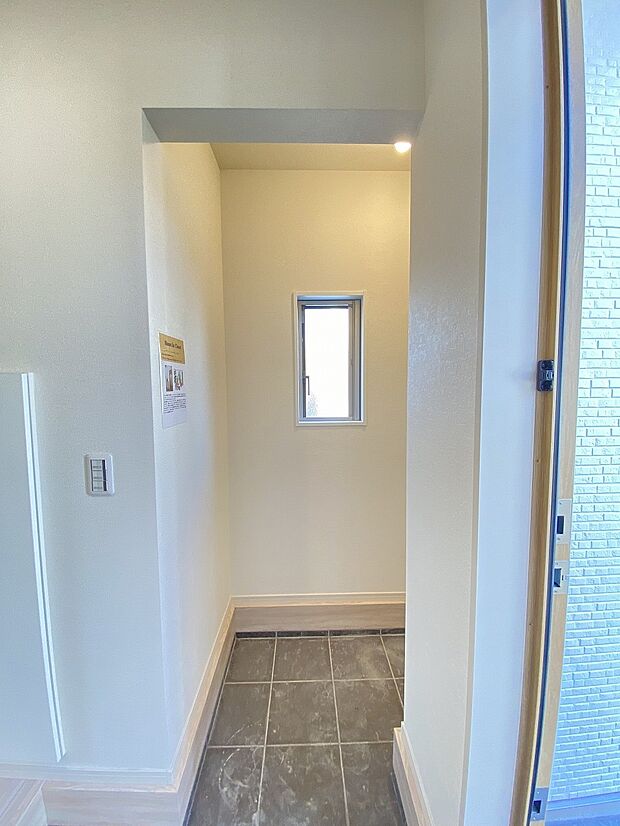 靴があふれても安心。シューズインクロークで整頓された玄関を。