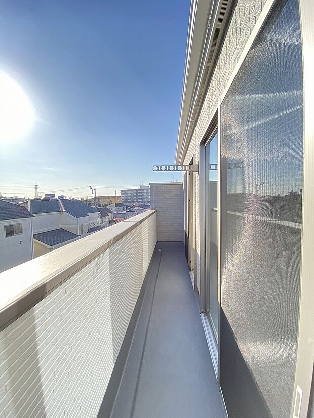 青空につながる広いバルコニーは気分転換にもオススメです。