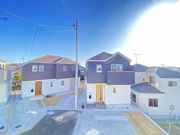 青空が広がり、陽光が差し込む開放感に包まれた住環境です。