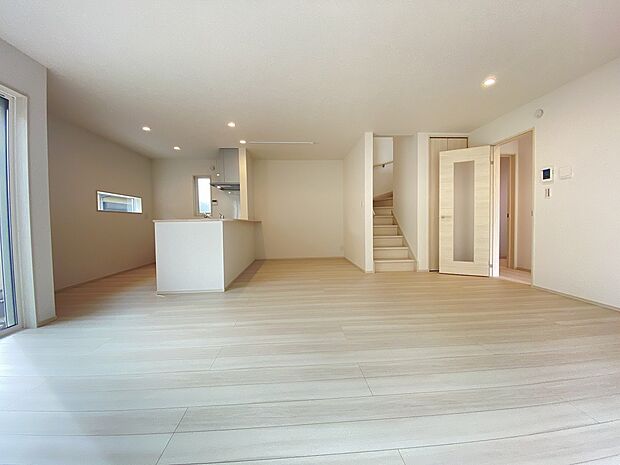 温かみのある木目のフローリング。観葉植物の緑も映えそうですね。