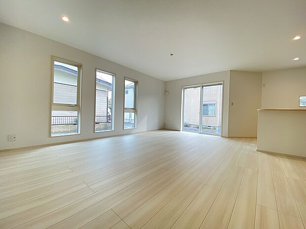 清潔感を溢れる白を基調としたリビング。どんなテイストにもマッチしてくれそうです。