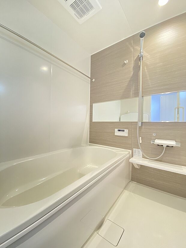 落ち着いた色合いで疲れた体を癒してくれる、贅沢な寛ぎ空間です。