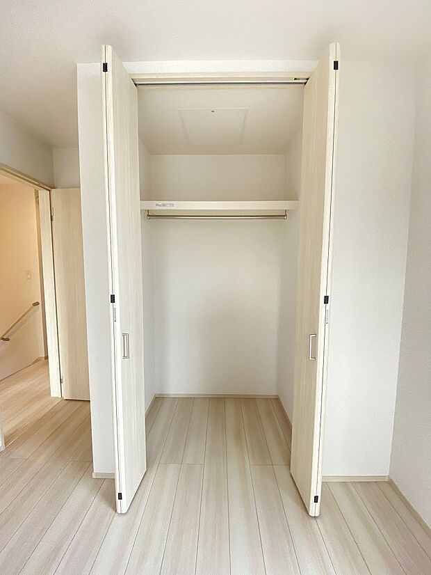 お洋服が見渡しやすく、コーディネートがもっと楽しくなるクローゼット。