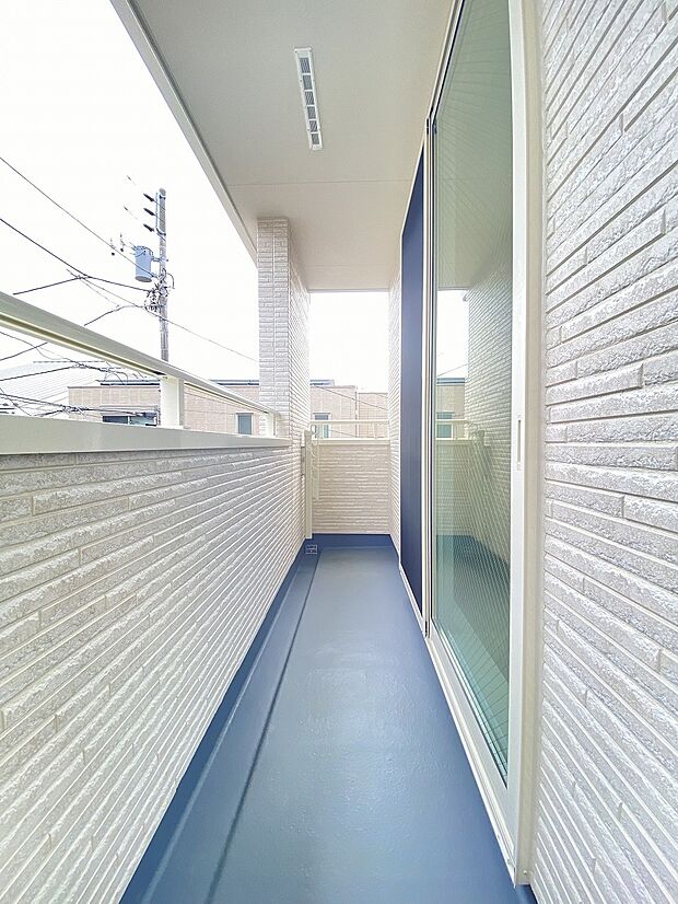 外の緑が室内まで彩ってくれます。