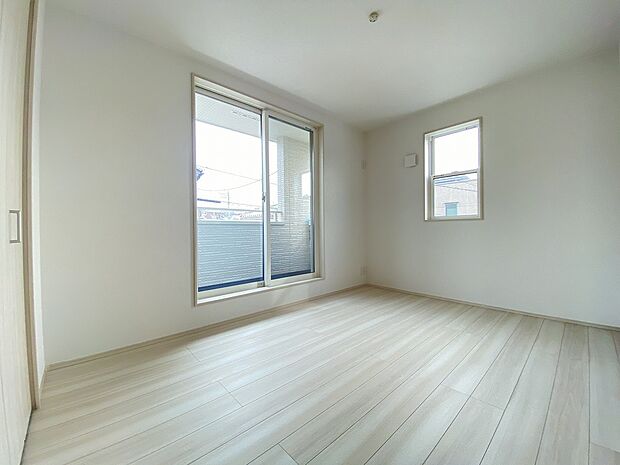 お気に入りの雑貨や小物も映える、シンプルで使いやすい空間です。