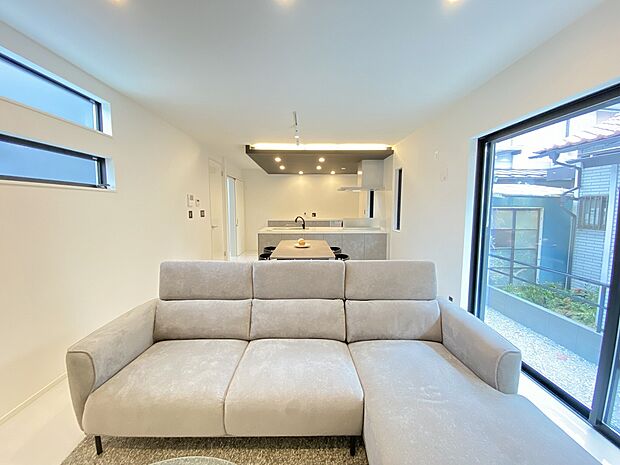 自然の美しい木肌の風合いが優しい表情を生み出します。ナチュラルで温かみのある空間です。