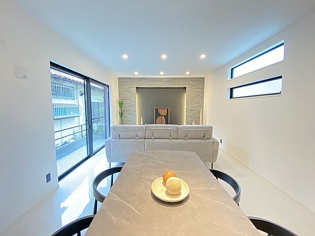 何気ない一日の一コマが積み重り、かけがえのない家族との思い出と重なっていくリビング。