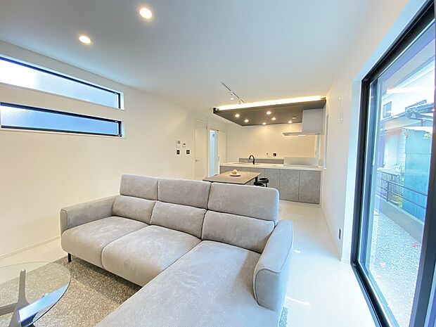 お気に入りのインテリアも引き立つ、優しい色調のフローリングと白いクロス。落ち着いた空間です。