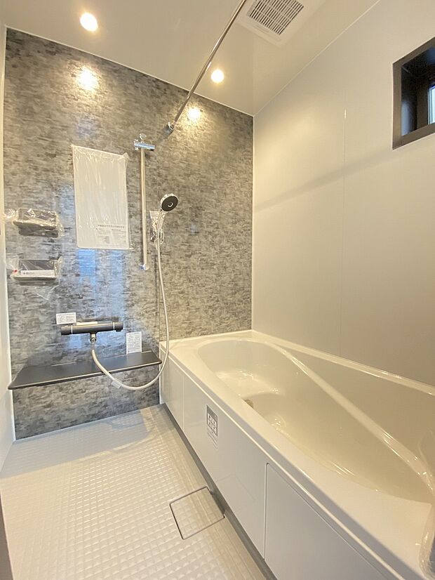 落ち着いた色合いで疲れた体を癒してくれる、贅沢な寛ぎ空間です。