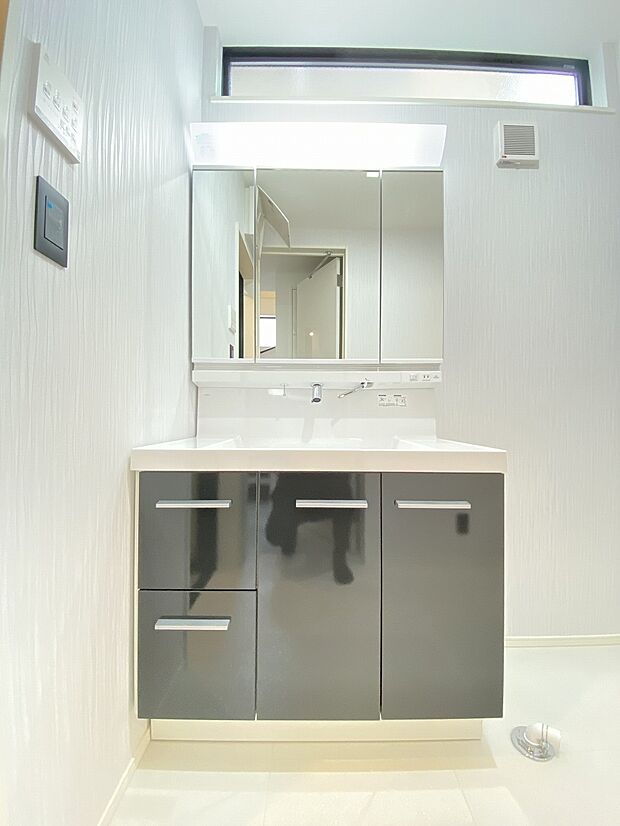 朝の身支度も二人で使えるワイドな洗面化粧台。今日の予定やイベントを話しながら、忙しい朝も家族でにぎわいそうな空間です。