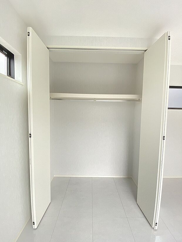 衣類だけじゃなく、スーツケースやレジャー用品もしまえます。