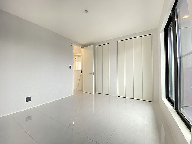 バルコニーはお洗濯やお布団を干すだけでなけでなく、室内に開放感と外の色彩豊かな風景を運んでくれます。