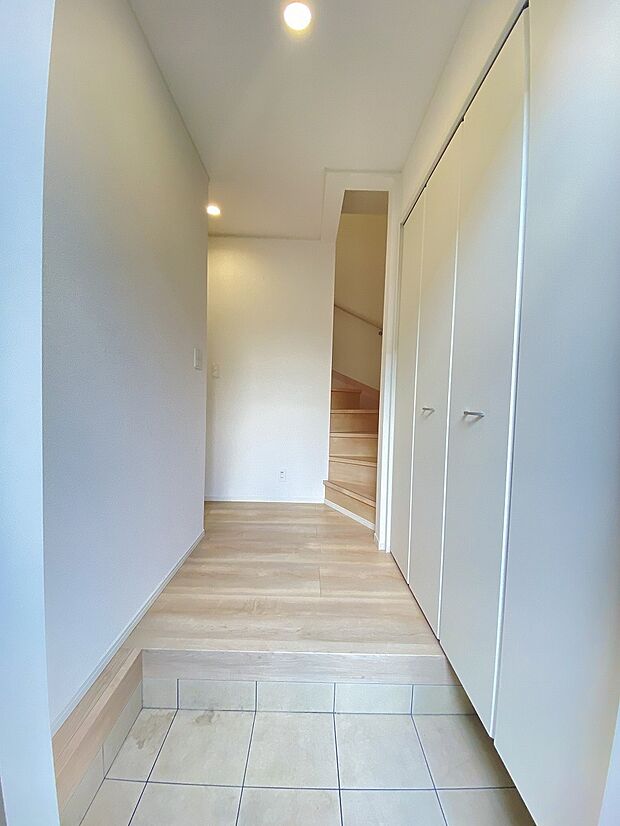 柔らかな光が広がる、家族の帰りを穏やかに迎える心地よい玄関です。