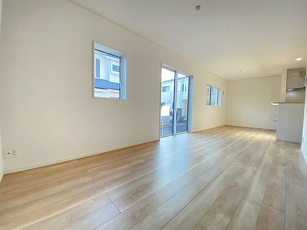 自然の美しい木肌の風合いが優しい表情を生み出します。ナチュラルで温かみのある空間です。