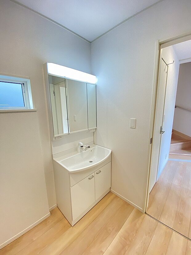 小窓があり、曇りやすい洗面スペースもすぐに換気ができます。