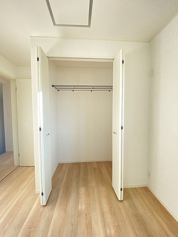 衣類だけじゃなく、スーツケースやレジャー用品もしまえます。