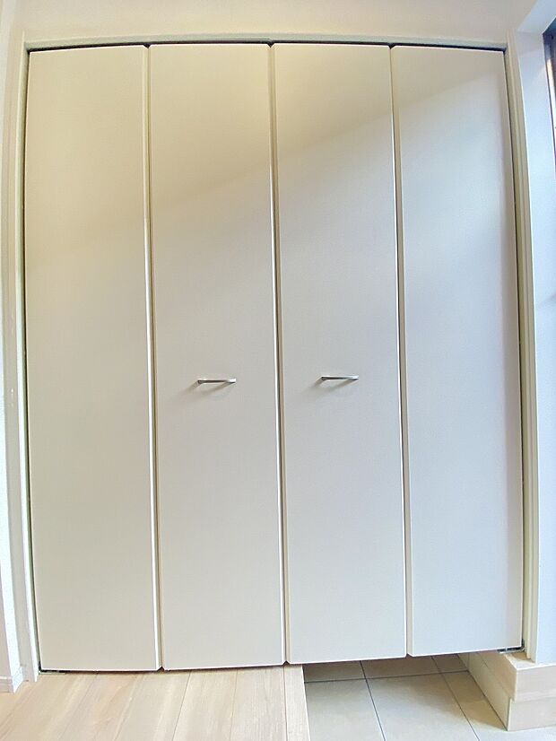 たくさんの靴をすっきり収められ、玄関をいつも清潔に保てる心強い収納です。