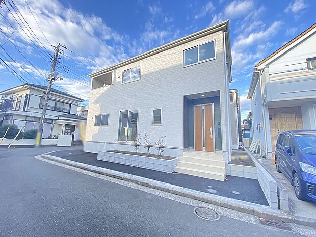 柔らかなベージュトーンが落ち着きと温もりを感じさせる外観です。