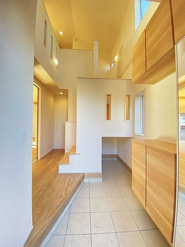 白を基調にした玄関が、家族をそっと迎えてくれる優しい空間です。