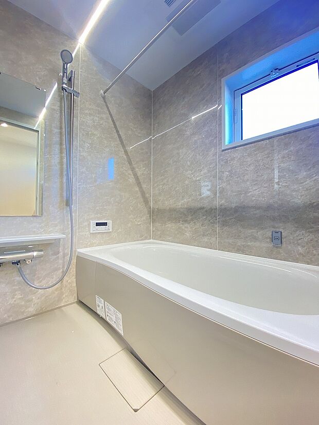 落ち着いた色合いで疲れた体を癒してくれる、贅沢な寛ぎ空間です。