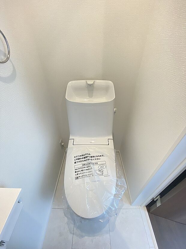 壁付けリモコンで、操作もしやすいウォシュレット付きのトイレ。