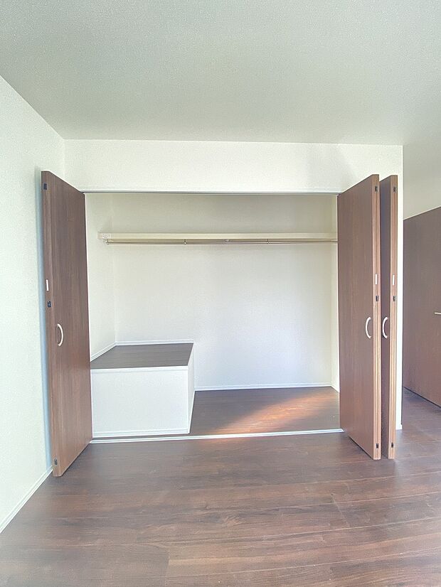 衣類だけじゃなく、スーツケースやレジャー用品もしまえます。