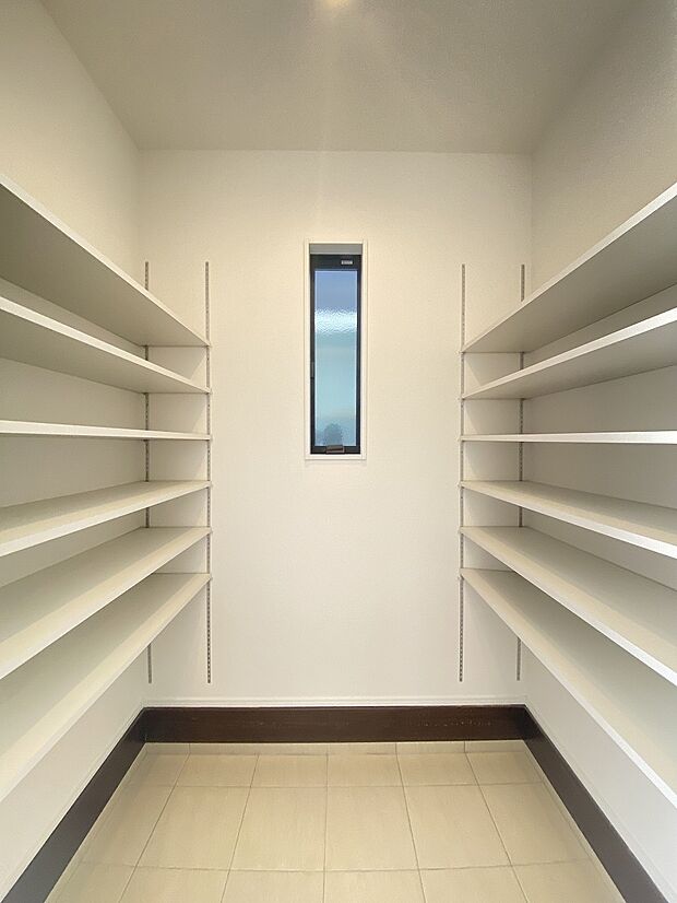 たくさんの靴をすっきり収められ、玄関をいつも清潔に保てる心強い収納です。