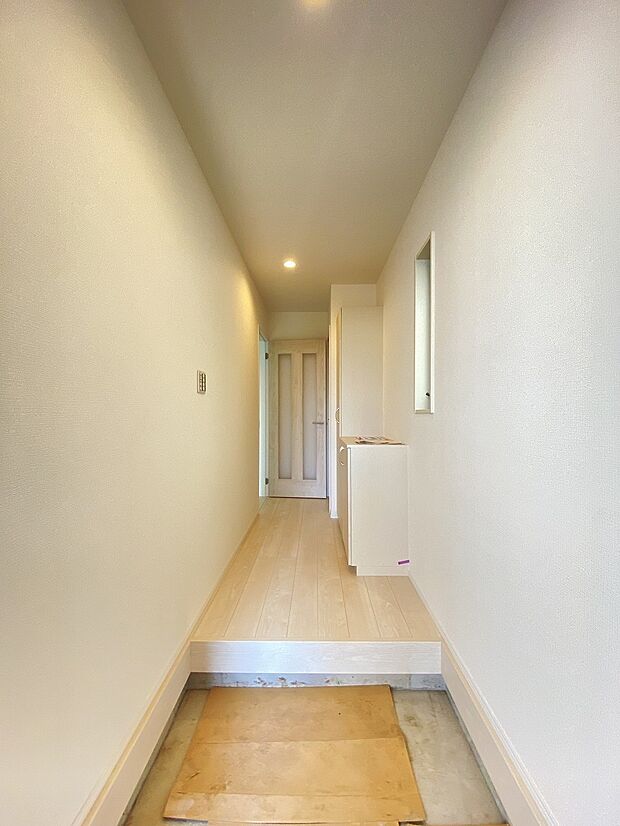 白を基調にした玄関が、家族をそっと迎えてくれる優しい空間です。