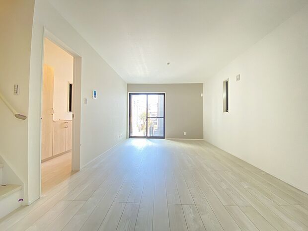 リビングには収納棚を設けました。日用品の収納はもちろん、お好きな小物を置けばオシャレな雰囲気になりますね。