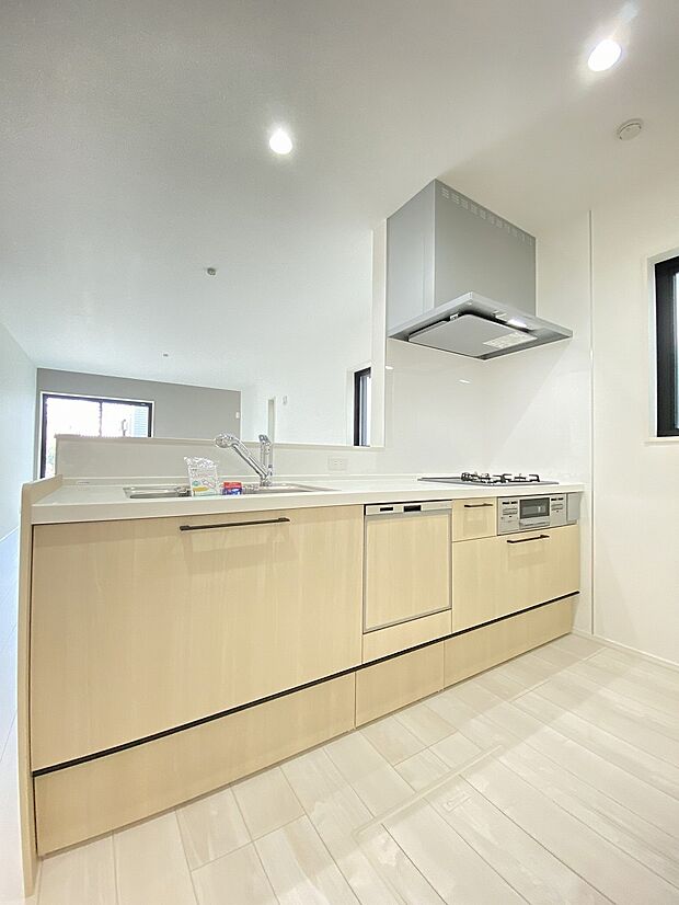 なかなかキッチンから離れられないお料理中でも、リビングにいる子供の様子が見えて安心の対面キッチンです。