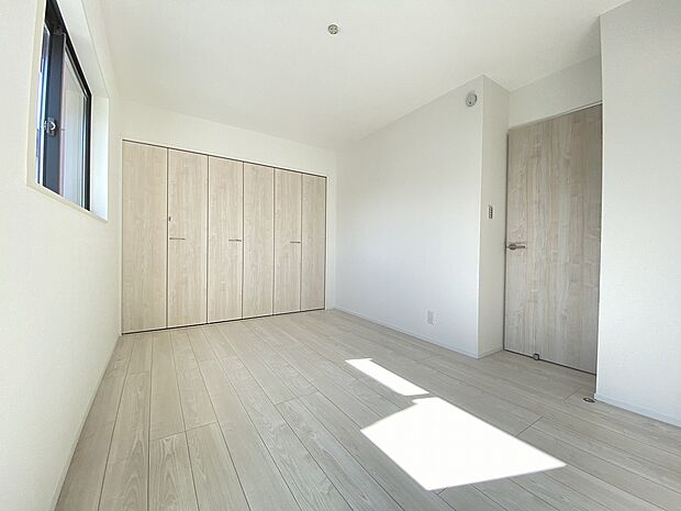 穏やかな時間が漂う、心休まる寝室です。ゆっくり休んで一日の疲れもとれそうですね。