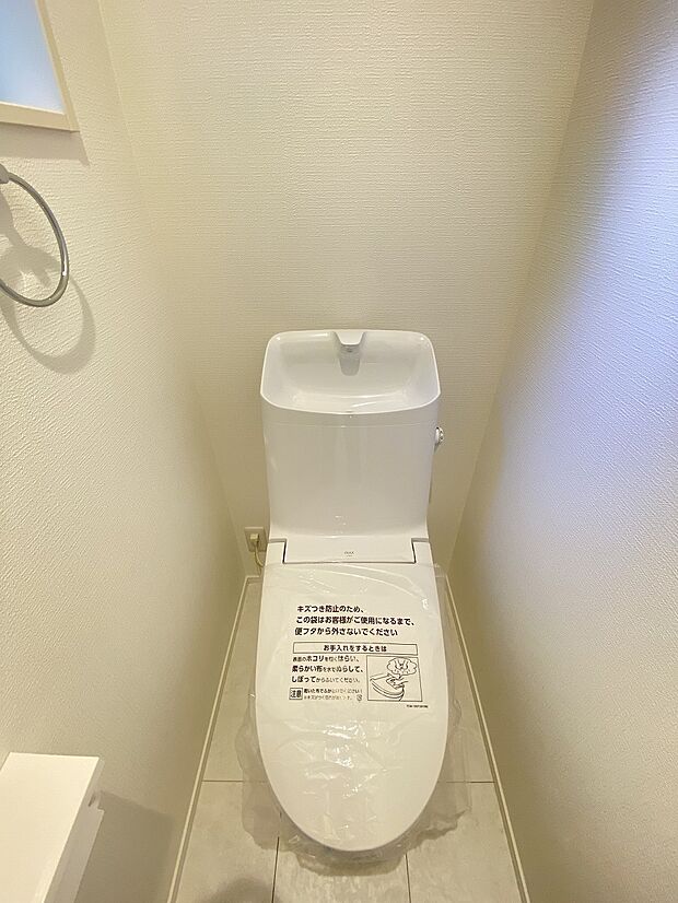 壁付けリモコンで、操作もしやすいウォシュレット付きのトイレ。