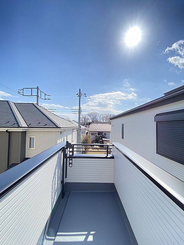 外の緑が室内まで彩ってくれます。