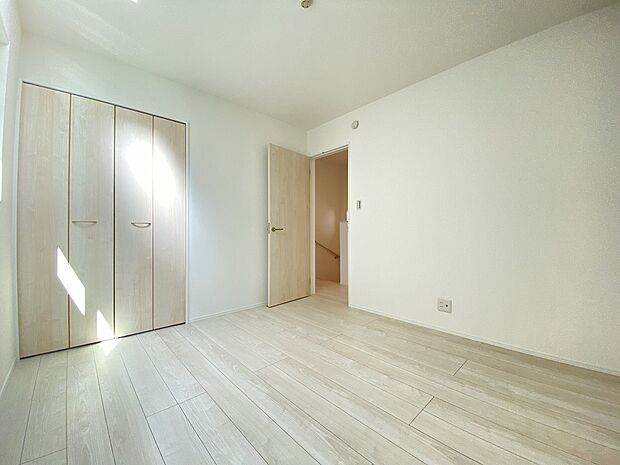 どんなカラーにも馴染む、白のクロス。雑貨や小物、家具との相性も良さそうです。