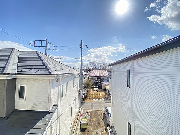 お洗濯やお布団を干すだけでなく、室内に開放感と外の色彩豊かな風景を運んでくれます。