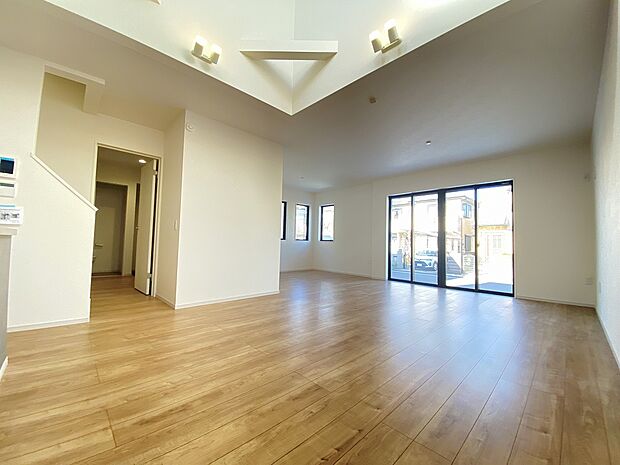 家族団欒のスペースとなるリビング。家具の配置がしやすい広さです。窓が多い設計は色々な角度から光が取り込めます。