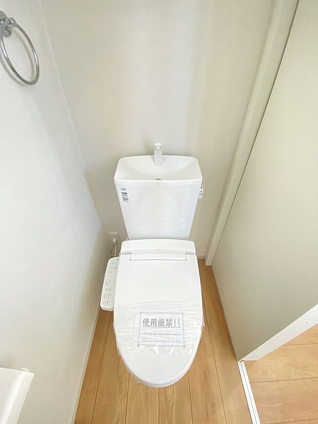 ウォシュレット付きの快適なおトイレ　白を基調と基調とした爽やかな空間です。