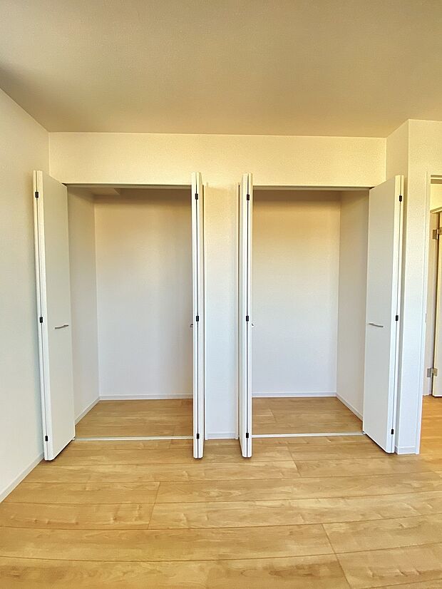 奥行きもあるので、収納ボックスもそのまましまえて部屋がスッキリしますね。