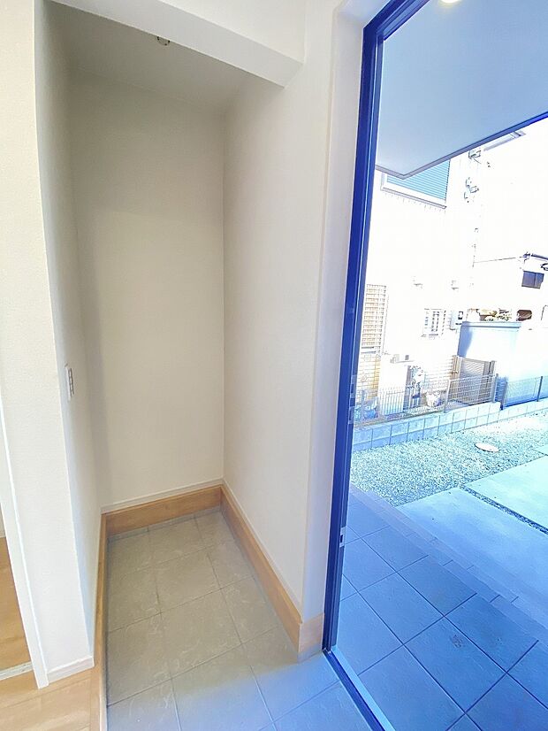 棚付きのシューズボックスに明るい光が差し込みます。風通しのいい玄関で、お客様をお出迎え。