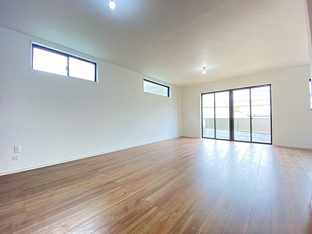 清潔感を溢れる白を基調としたリビング。どんなテイストにもマッチしてくれそうです。