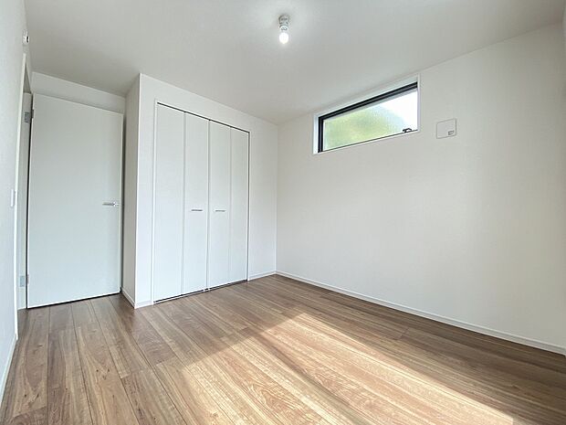 穏やかな時間が漂う、心休まる寝室です。ゆっくり休んで一日の疲れもとれそうですね。