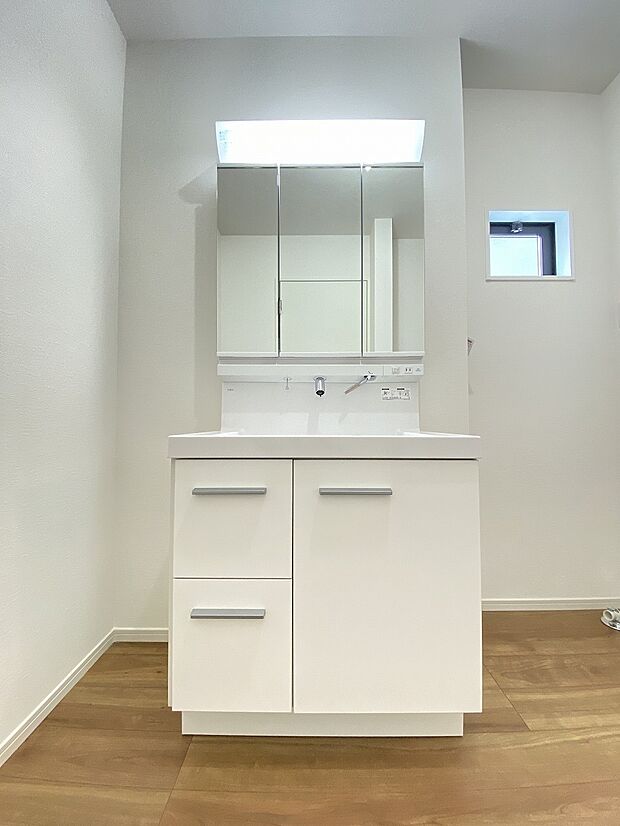 広々としたスペースと機能性を兼ね備えたパウダールームで、毎日の準備がもっと楽しく、もっとスムーズに。