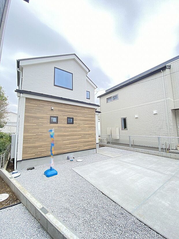 青空が広がり、陽光が差し込む開放感に包まれた住環境です。