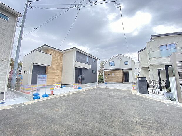 青空が広がり、陽光が差し込む開放感に包まれた住環境です。